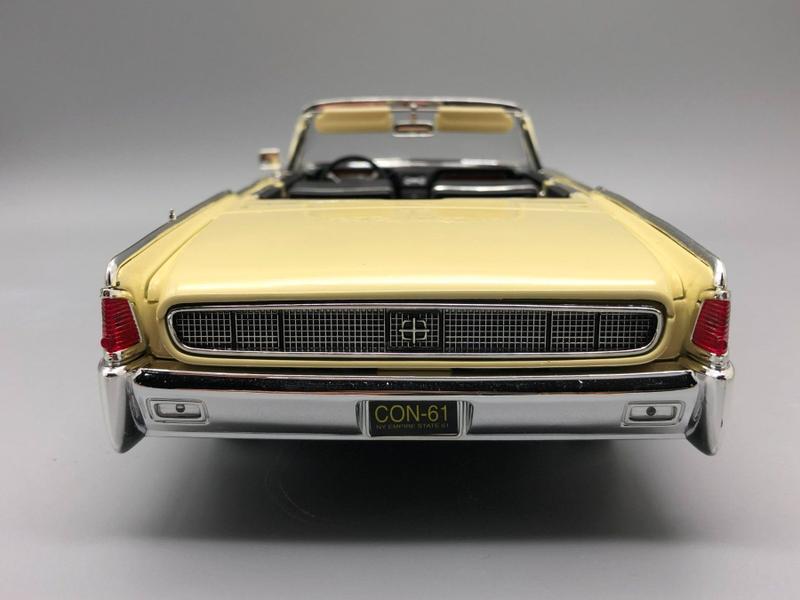 Miniatura 1/18 Lincoln Continental 1961 Lucky Models Detalha